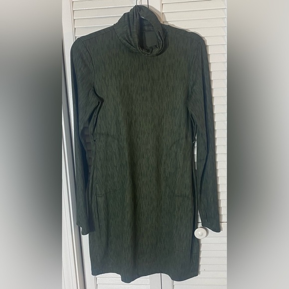 Title Nine Dress Size Small Green Print Turtleneck “Getaway Flatlands” Stretch - Picture 1 of 7
